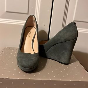 Brand Nine West color gray size 5